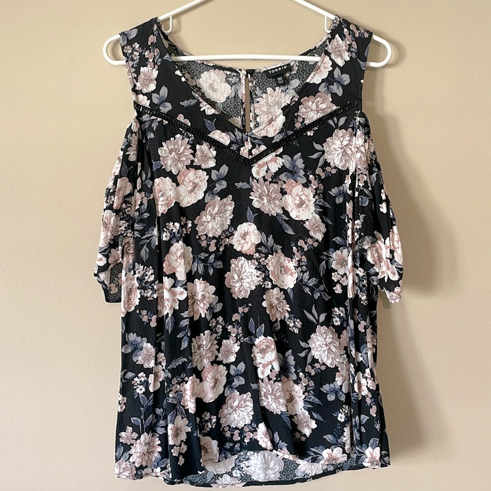 Black flower open shoulder top from Torrid. Size 00